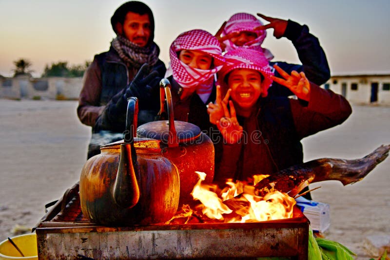 Brand branden op hout met hete vlammen en de Arabische jongens zijn zo gelukkig genietend van het leven stock foto's Brand branden op hout met hete vlammen en de Arabische jongens zijn zo gelukkig genietend van het leven stock foto's