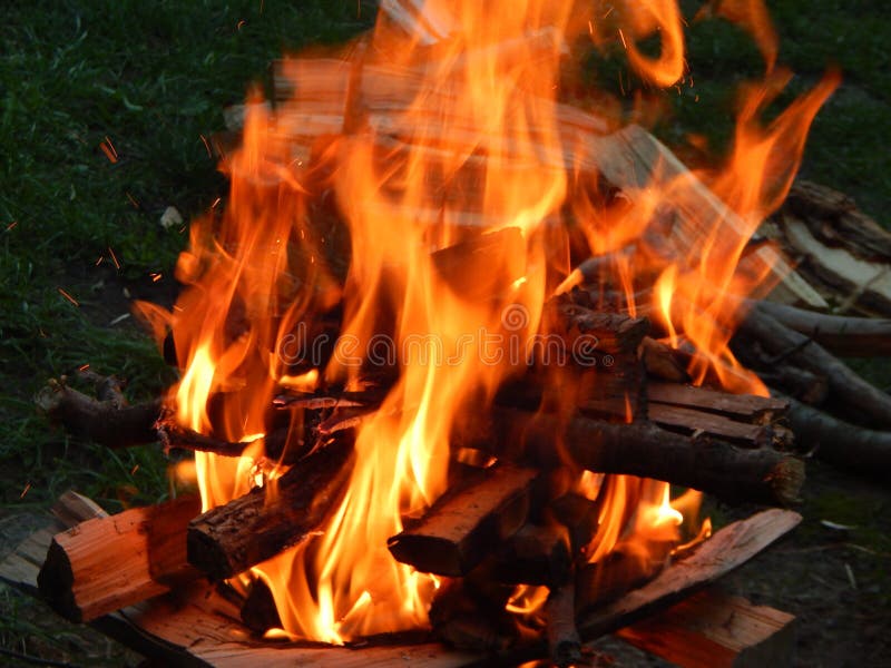 Brand, brand brandend brandhout stock afbeeldingen Brand, brand brandend brandhout stock afbeeldingen