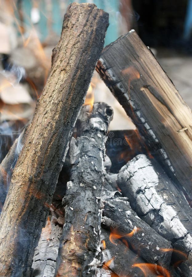 Brand Close-up van stapel van het houten branden met vlammen in de open haard stock foto's Brand Close-up van stapel van het houten branden met vlammen in de open haard stock foto's