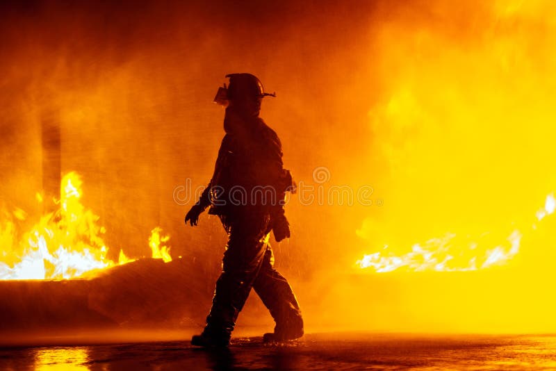 Brand het belangrijkste lopen voor brand tijdens een brandbestrijdingsoefening