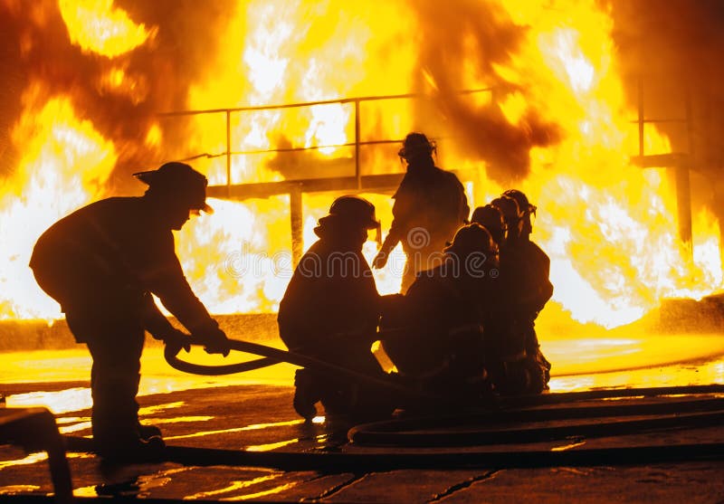 Brandbestrijder die firehose tijdens een brandbestrijdingsoefening aanpassen