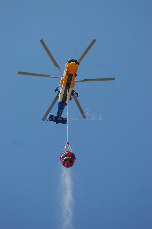 Brandbestrijding door helikopter in Rhodos