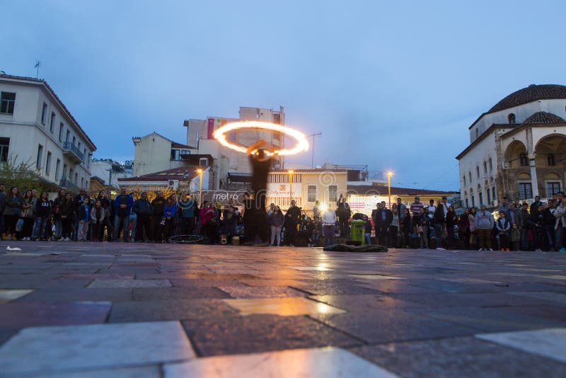 Branddansare i den Monastiraki fyrkanten royaltyfri bild Branddansare i den Monastiraki fyrkanten royaltyfri bild