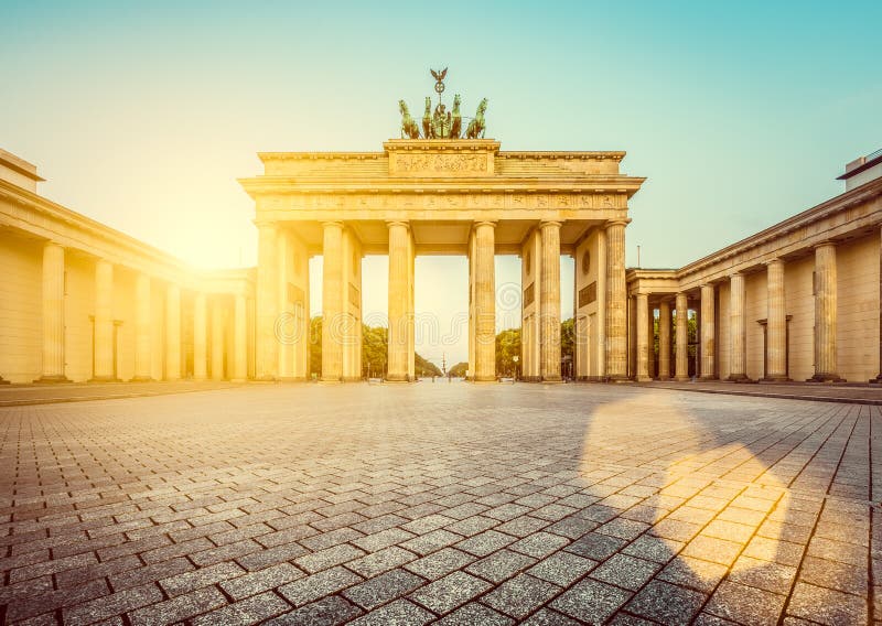 Famoso puerta, uno de monumentos a simbolos de alemania, en hermoso dorado manana la luz sobre el amanecer lente brotes efecto, berlina, alemania.