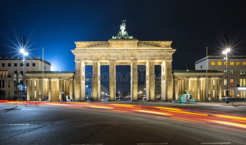 Brandenburger Tor w Berlin, nocą z czerwonymi światłami ruchu fotografia stock Brandenburger Tor w Berlin, nocą z czerwonymi światłami ruchu fotografia stock