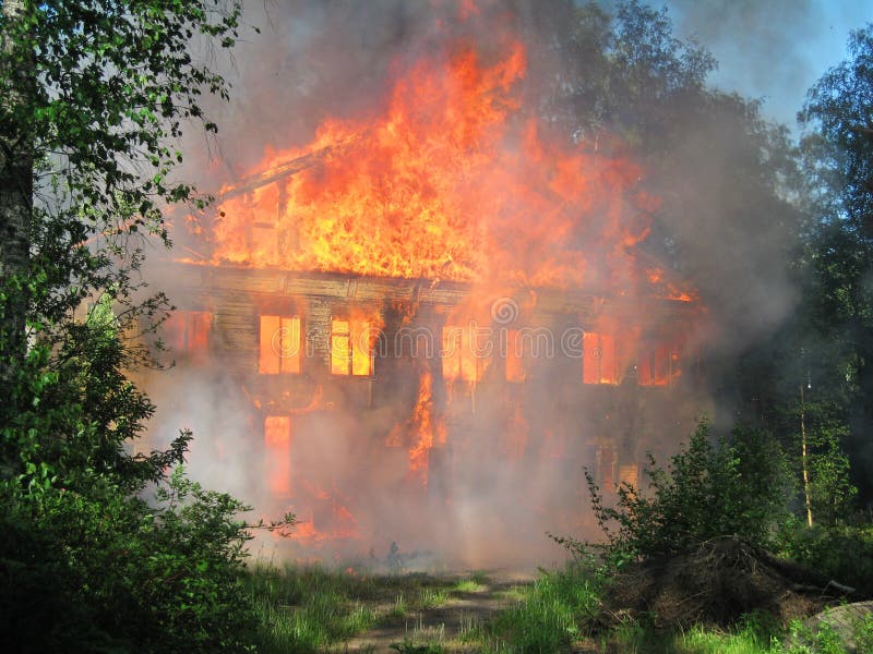 Brandend huis De grote houten die bouw volledig door brand wordt vernietigd