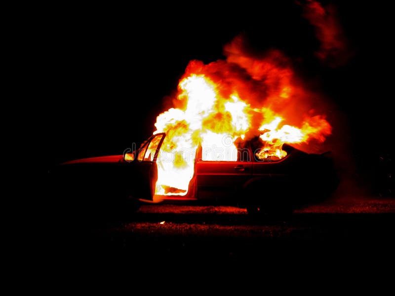Brandende auto stock fotografie Brandende auto stock fotografie