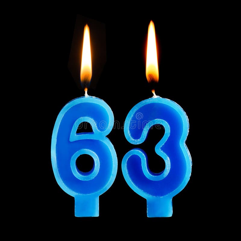 Brandende verjaardagskaarsen in de vorm van 63 die drieënzestig voor cake op zwarte achtergrond wordt geïsoleerd royalty-vrije stock afbeelding Brandende verjaardagskaarsen in de vorm van 63 die drieënzestig voor cake op zwarte achtergrond wordt geïsoleerd royalty-vrije stock afbeelding