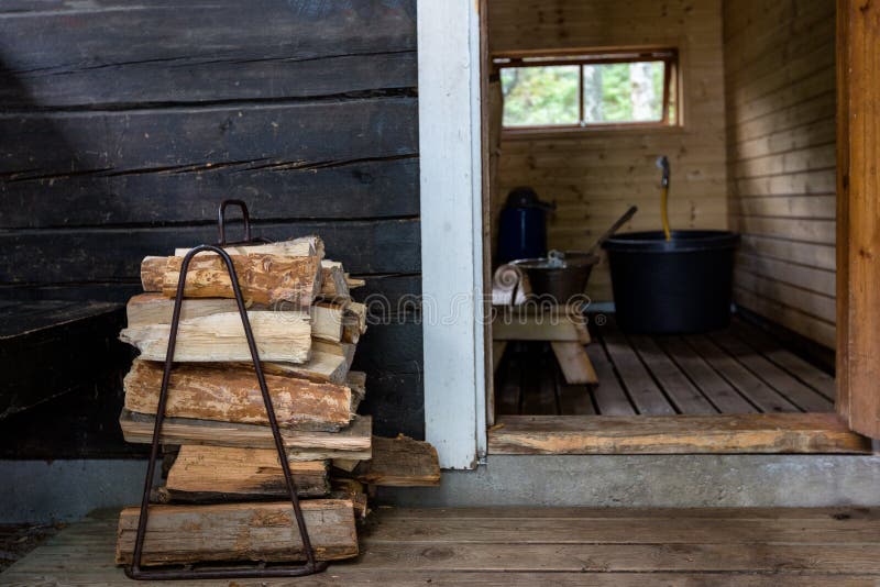 Brandhout naast de open deur aan de traditionele Finse sauna