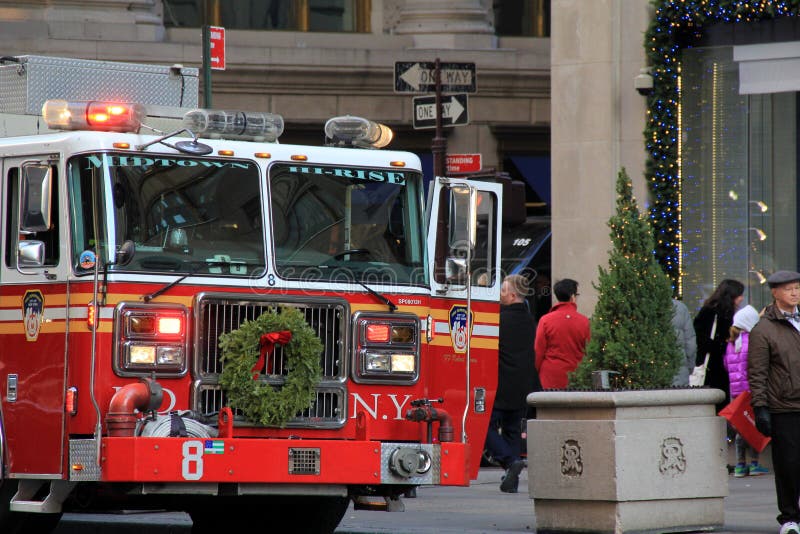 Brandlastbilar som svarar appell, med samlat folk, Fifth Avenue, NYC, 2015 arkivfoto Brandlastbilar som svarar appell, med samlat folk, Fifth Avenue, NYC, 2015 arkivfoto