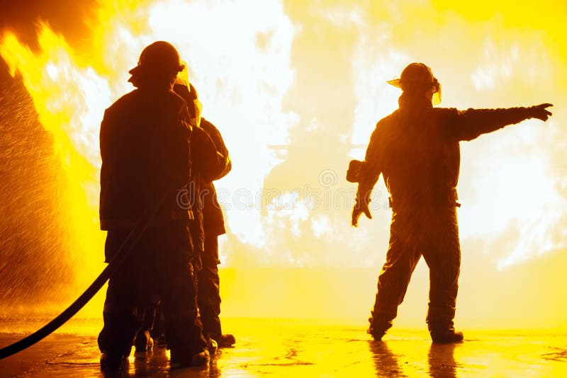 Brandleider die aan het recht tijdens een brandbestrijdingsoefening richten