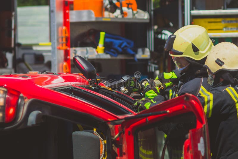 Brandmän som använder en hydraulisk kö av liv