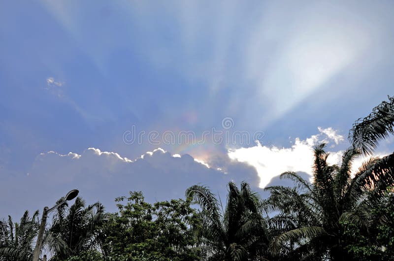 Brandregnbågemolnet, medan solen och molnet sammanfogar därefter, gjorde himlar för en colourfull royaltyfri fotografi Brandregnbågemolnet, medan solen och molnet sammanfogar därefter, gjorde himlar för en colourfull royaltyfri fotografi