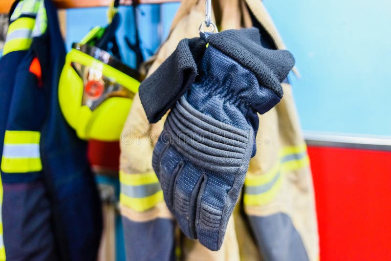 Brandvertragende brandbeveiliging en werkhandschoenen royalty-vrije stock afbeelding Brandvertragende brandbeveiliging en werkhandschoenen royalty-vrije stock afbeelding
