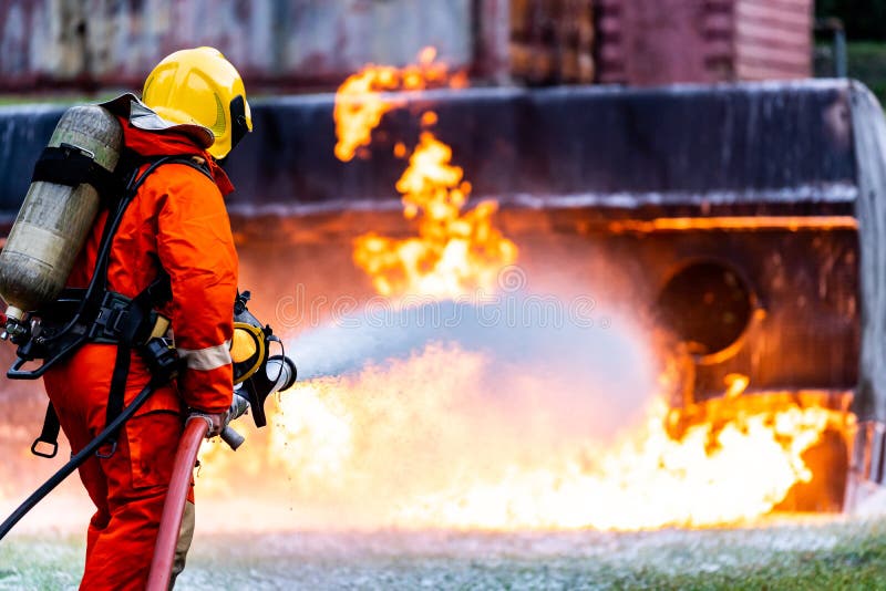 Brandweerlieden die de brandvlam van een ongeluk met een olietanker wegnemen