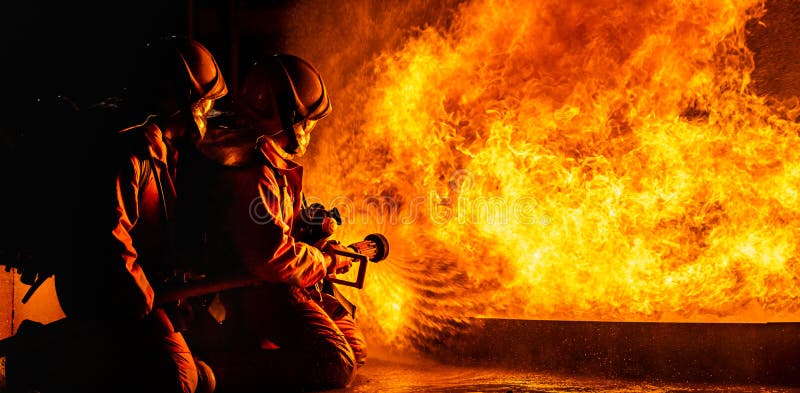 Brandweerlieden gebruiken kronkelende waternevel om de brandvlam te verstuiven