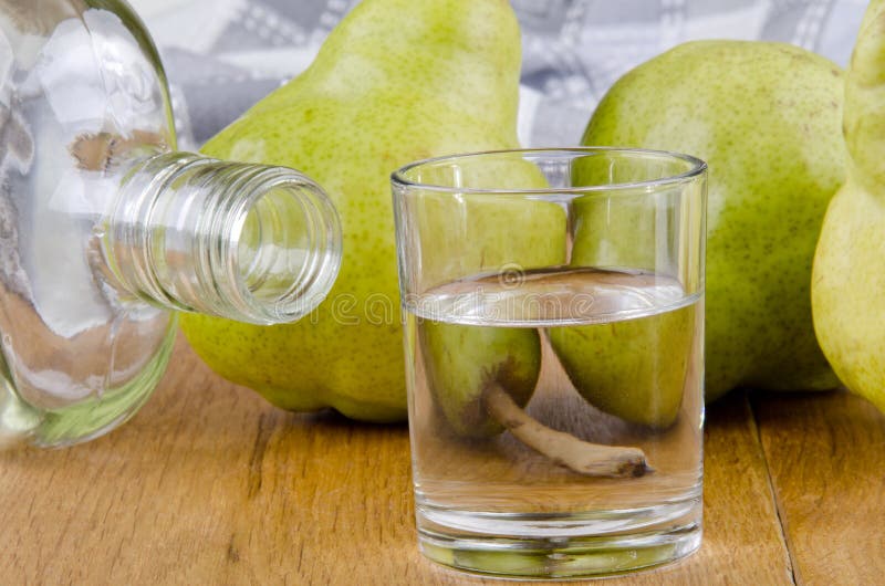Brandy della frutta in un vetro fotografia stock libera da diritti Brandy della frutta in un vetro fotografia stock libera da diritti