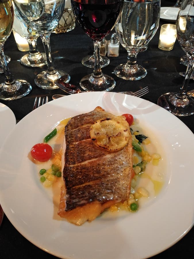 Branzino-Fische, Abendessen von Fischen, Kartoffelpürees und Succotash lizenzfreies stockbild Branzino-Fische, Abendessen von Fischen, Kartoffelpürees und Succotash lizenzfreies stockbild