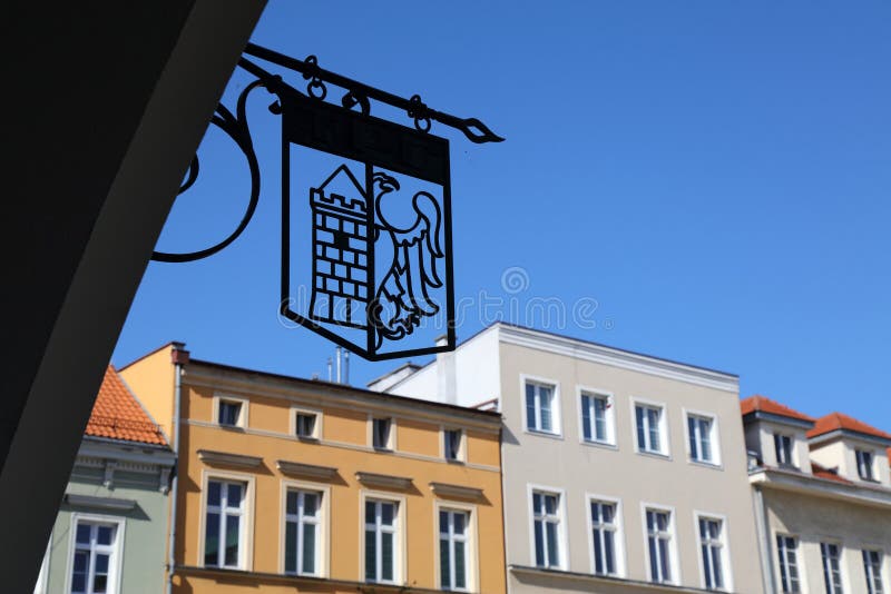 Placa Com Revestimento De Armas Emblema Nacional E Tradução De Texto Do  Inglês : República Polonesa. Terra Firme. Foto de Stock - Imagem de azul,  naturalize: 218567948