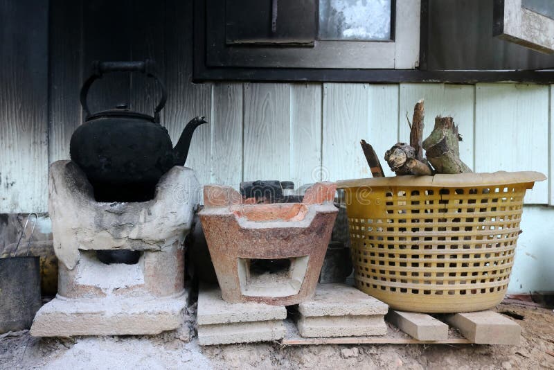 Brasero dans la maison locale photo stock Brasero dans la maison locale photo stock