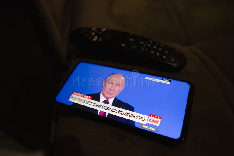 Brasil em 18 de junho de 2022. uma pessoa assiste a uma transmissão ao vivo de vladimir, que coloca o presidente da rússia na rede fotografia de stock royalty free
