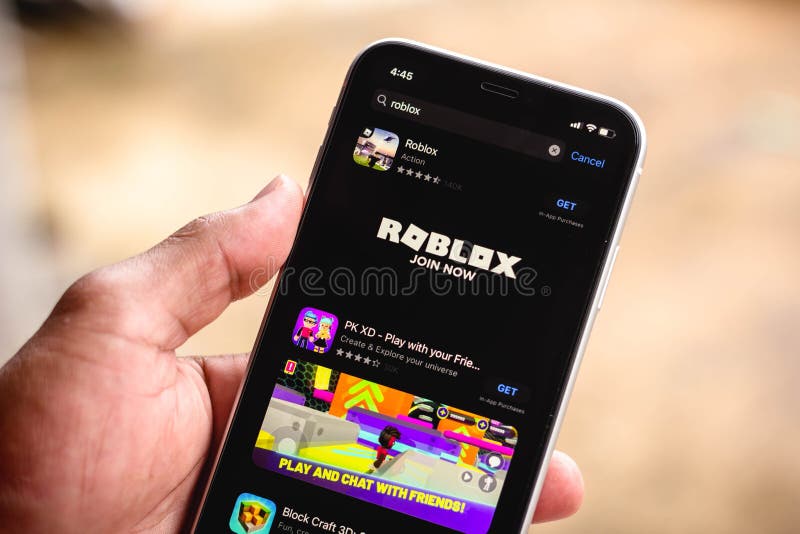 Logotipo Roblox Na Tela Do Smartphone. Um Quadro Do Jogo Roblox Em