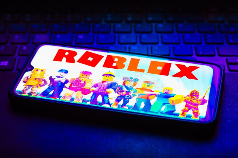 Logotipo Roblox Na Tela Do Smartphone. Um Quadro Do Jogo Roblox Em