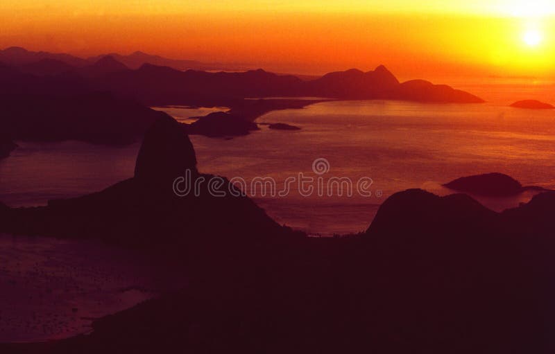 Brasil: Skyline de Rio de janeiro de Corcorvado no por do sol fotografia de stock royalty free Brasil: Skyline de Rio de janeiro de Corcorvado no por do sol fotografia de stock royalty free