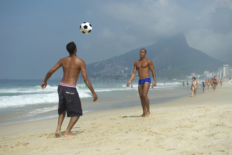 Brasilianer som spelar Altinho strandfotboll Rio de Janeiro Brazil royaltyfri fotografi Brasilianer som spelar Altinho strandfotboll Rio de Janeiro Brazil royaltyfri fotografi