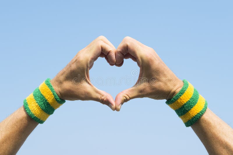 Brasilianischer Athlet Making Hand Heart lizenzfreies stockfoto Brasilianischer Athlet Making Hand Heart lizenzfreies stockfoto