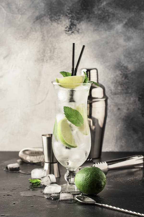 Brasilianischer Caipirinha Oder Mojito-Cocktail Mit Freaschkalk, Cane ...