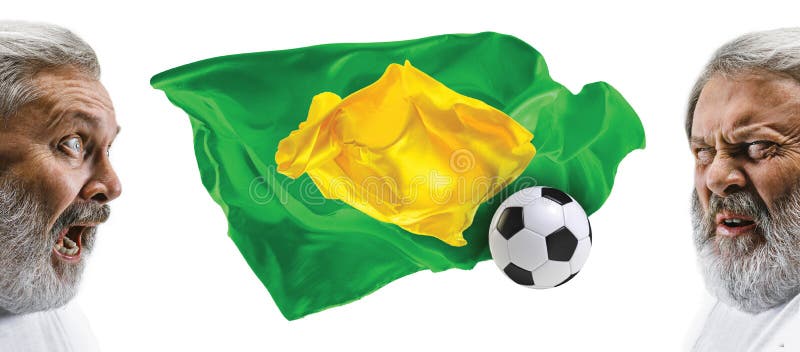 Brasilianischer Fan, der auf weißem Hintergrund feiert Der ältere Mann am weißen Studio Fan, Stützkonzept Menschliche Gefühle stockbild Brasilianischer Fan, der auf weißem Hintergrund feiert Der ältere Mann am weißen Studio Fan, Stützkonzept Menschliche Gefühle stockbild