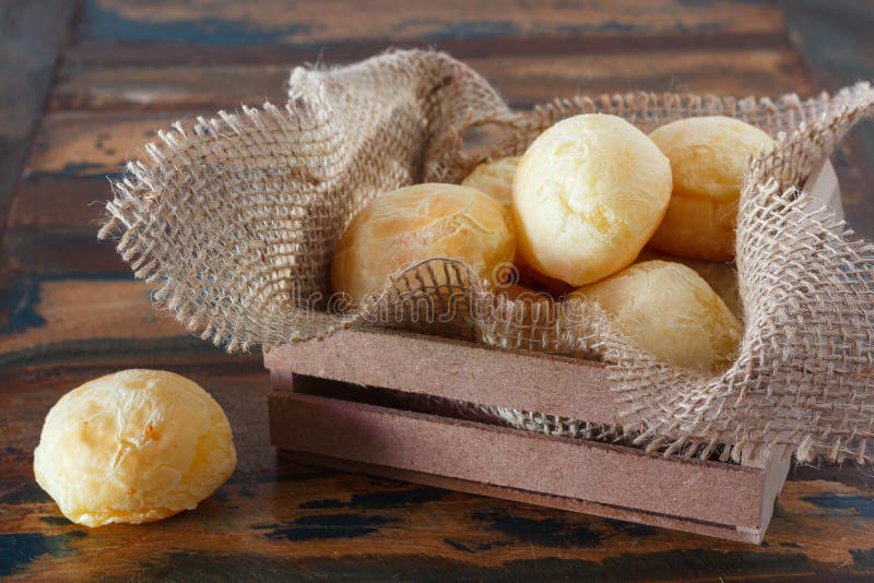 Brasilianisches Snackkäsebrot (Pao de Queijo) in der Holzkiste mit lizenzfreies stockfoto Brasilianisches Snackkäsebrot (Pao de Queijo) in der Holzkiste mit lizenzfreies stockfoto