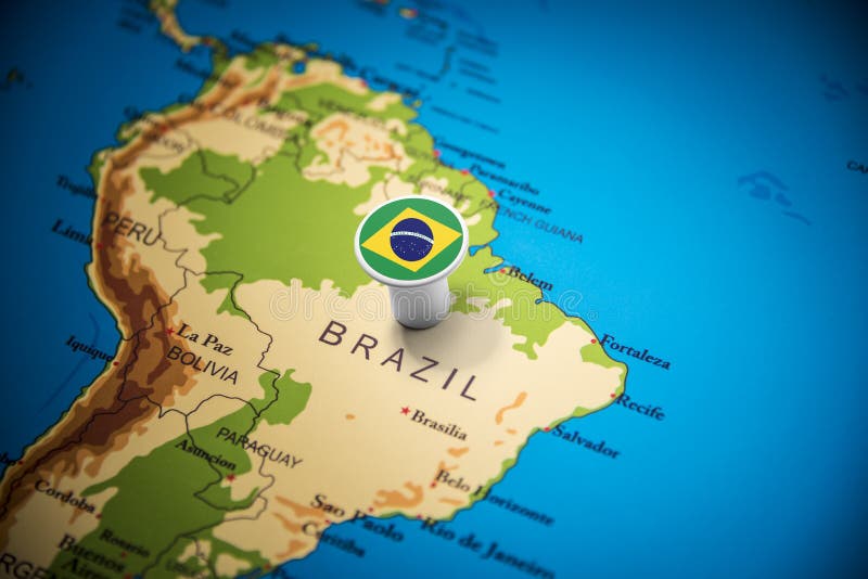 Brasilien markierte mit einer Flagge auf der Karte stockfotos Brasilien markierte mit einer Flagge auf der Karte stockfotos
