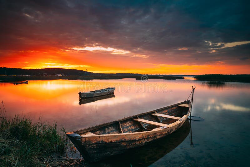 Braslaw Or Braslau, Vitebsk Voblast, Bielorrússia Barcos De Pesca De Arrendamento De Madeira Em Belo Lugar De Verão No Secador fotos de stock Braslaw Or Braslau, Vitebsk Voblast, Bielorrússia Barcos De Pesca De Arrendamento De Madeira Em Belo Lugar De Verão No Secador fotos de stock