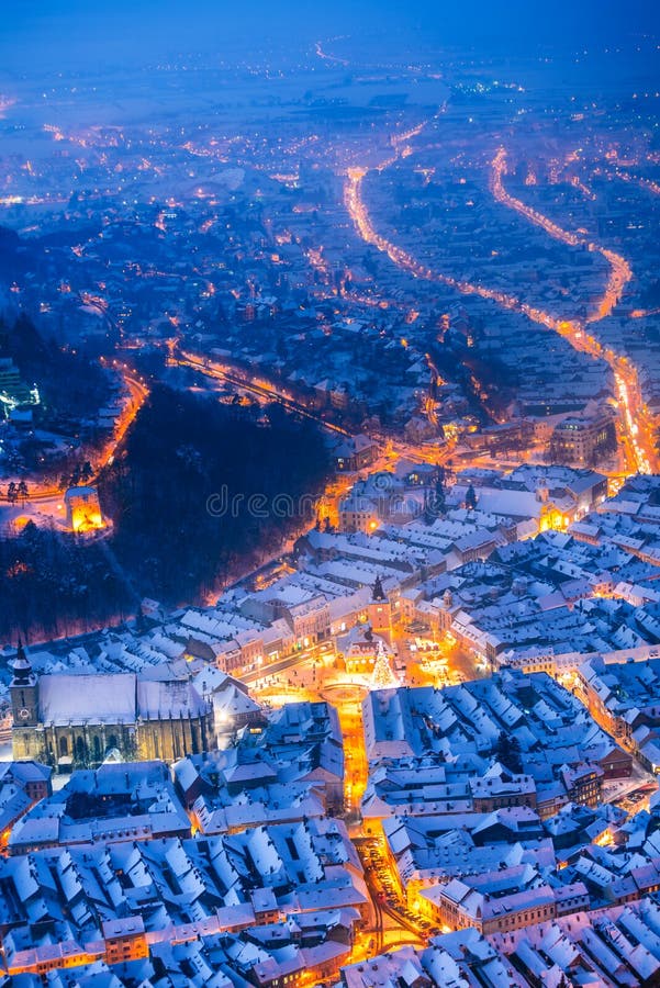 Noche escenario de la ciudad, en rumania concejo plaza de la ciudad, negro iglesia a La ciudadela.