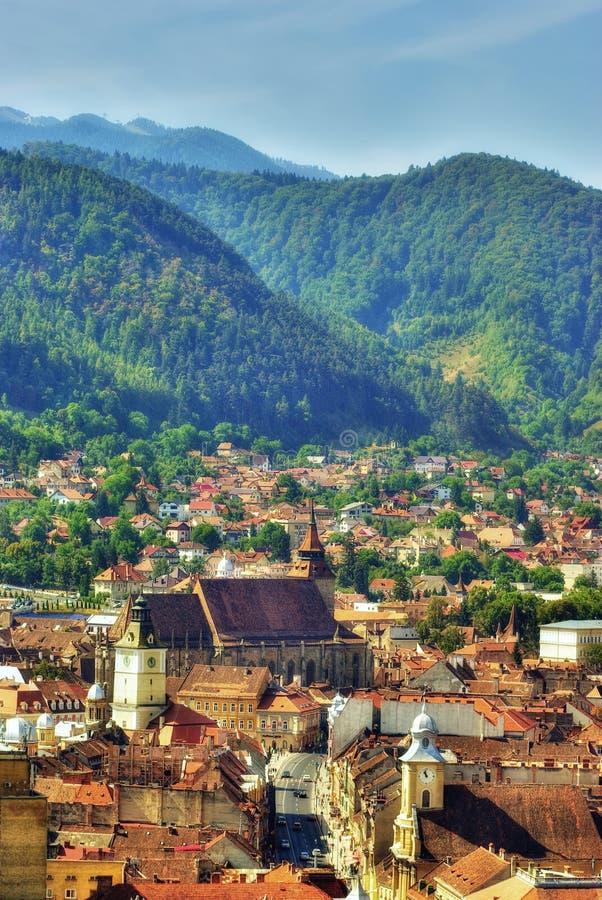 Vista del centro storico di Brasov, in Romania.