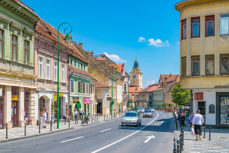 BRASOV, ROUMANIE - 19 JUIN 2018 : Belle rue en Brasov, Roumanie image libre de droits BRASOV, ROUMANIE - 19 JUIN 2018 : Belle rue en Brasov, Roumanie image libre de droits