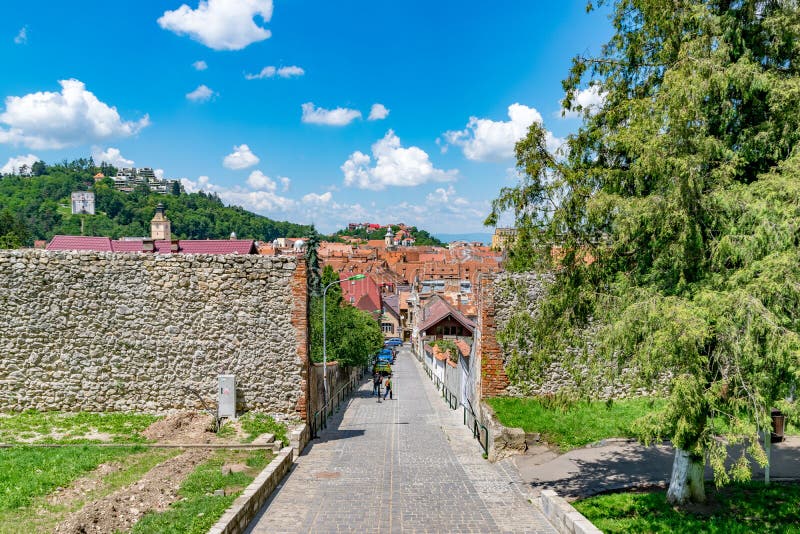BRASOV, ROUMANIE - 19 JUIN 2018 : Belle rue en Brasov, Roumanie image libre de droits BRASOV, ROUMANIE - 19 JUIN 2018 : Belle rue en Brasov, Roumanie image libre de droits