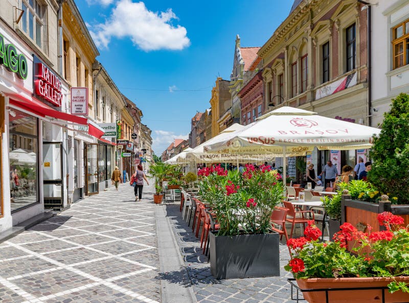 BRASOV, ROUMANIE - 19 JUIN 2018 : Belle rue piétonnière en Brasov, Roumanie image libre de droits BRASOV, ROUMANIE - 19 JUIN 2018 : Belle rue piétonnière en Brasov, Roumanie image libre de droits