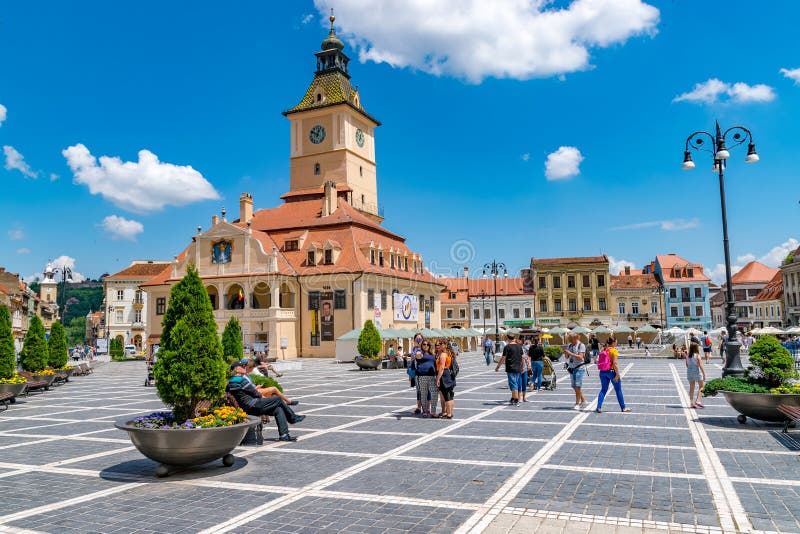 BRASOV RUMÄNIEN - 19 JUNI, 2018: Rådhus i den huvudsakliga fyrkanten i Brasov, Rumänien royaltyfri bild BRASOV RUMÄNIEN - 19 JUNI, 2018: Rådhus i den huvudsakliga fyrkanten i Brasov, Rumänien royaltyfri bild