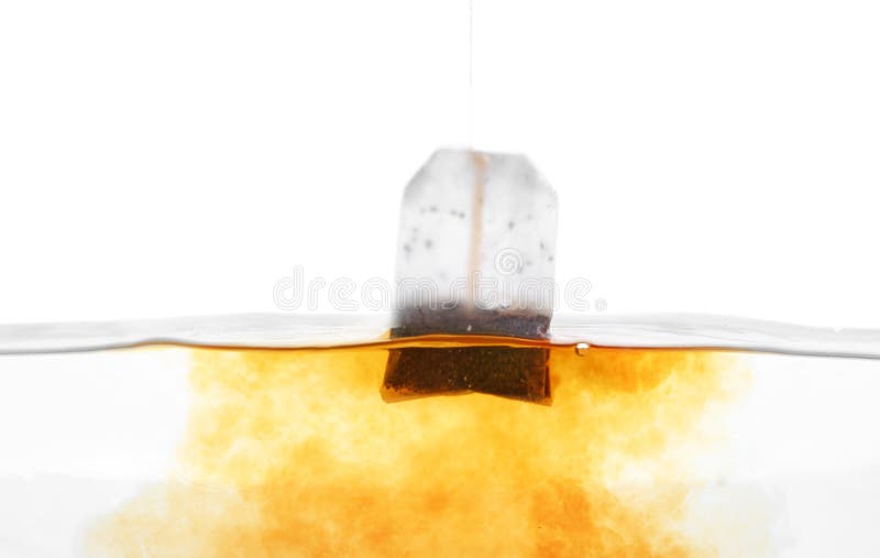 Brassage de la boisson chaude avec le sachet à thé, plan rapproché images libres de droits Brassage de la boisson chaude avec le sachet à thé, plan rapproché images libres de droits