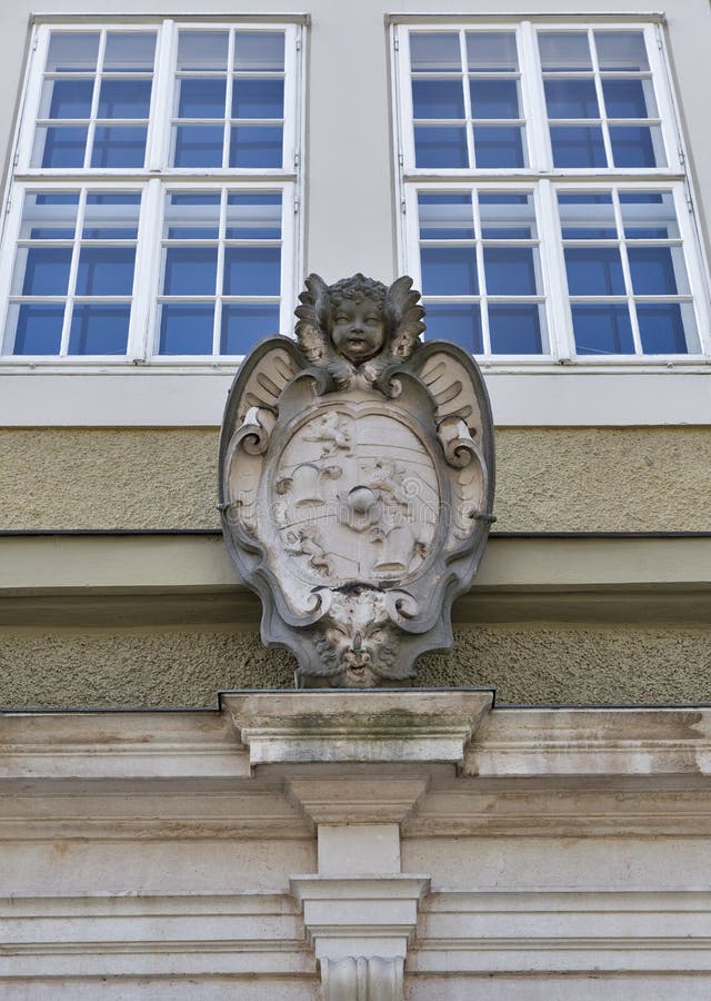 Brasão antiga Parede exterior de Festspielhaus em Salzburg imagens de stock Brasão antiga Parede exterior de Festspielhaus em Salzburg imagens de stock