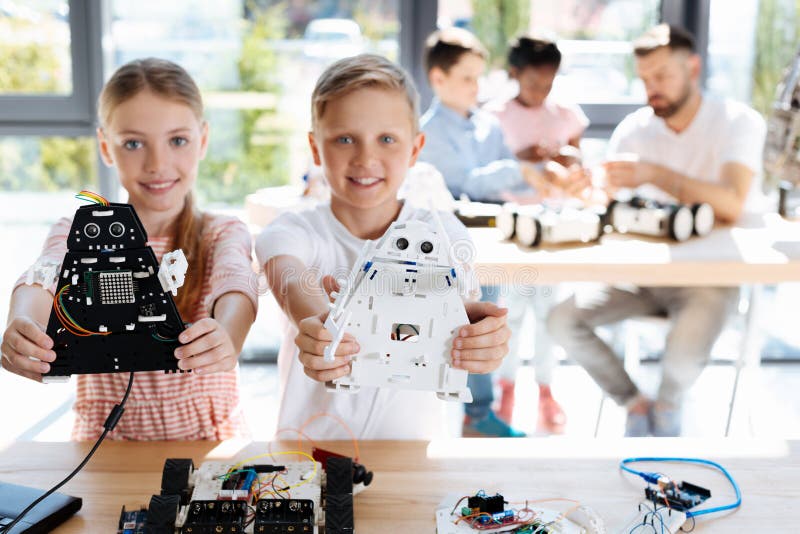 Brat i siostra pozuje z robotów modelami zdjęcie stock