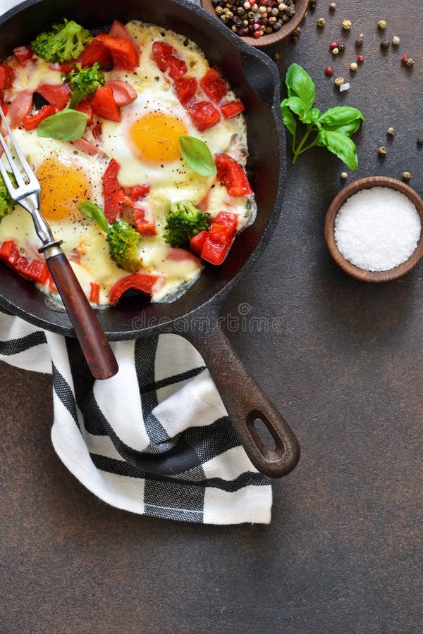 Brateier mit Tomaten, Paprika und Brokkoli zum Frühstück auf dem Küchentisch Guten Morgen stockfoto Brateier mit Tomaten, Paprika und Brokkoli zum Frühstück auf dem Küchentisch Guten Morgen stockfoto