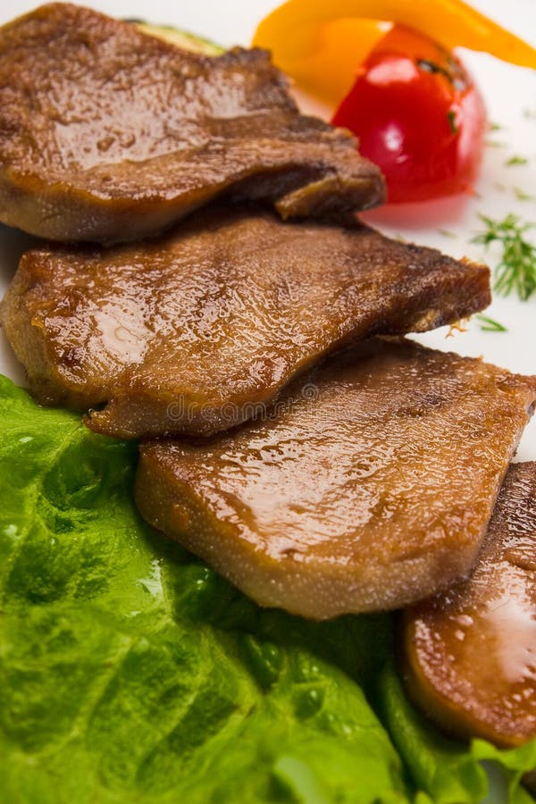 Braten Gekochte Zunge Und Leber Stockbild - Bild von gegrillt, salat ...