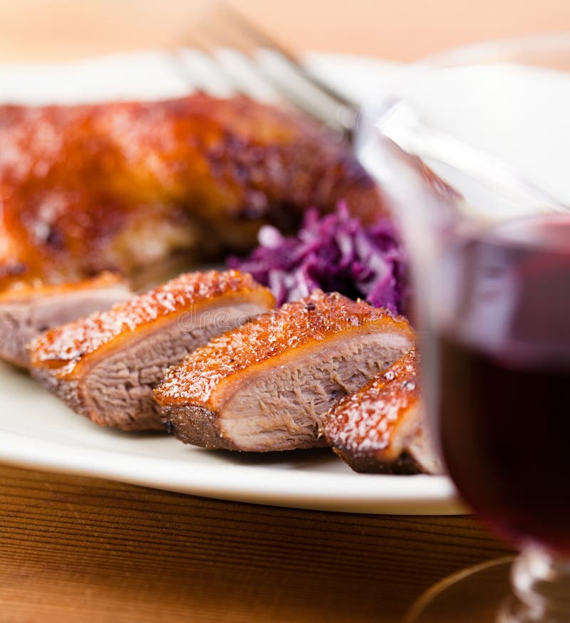 Bratenente und ein Glas Rotwein stockfoto