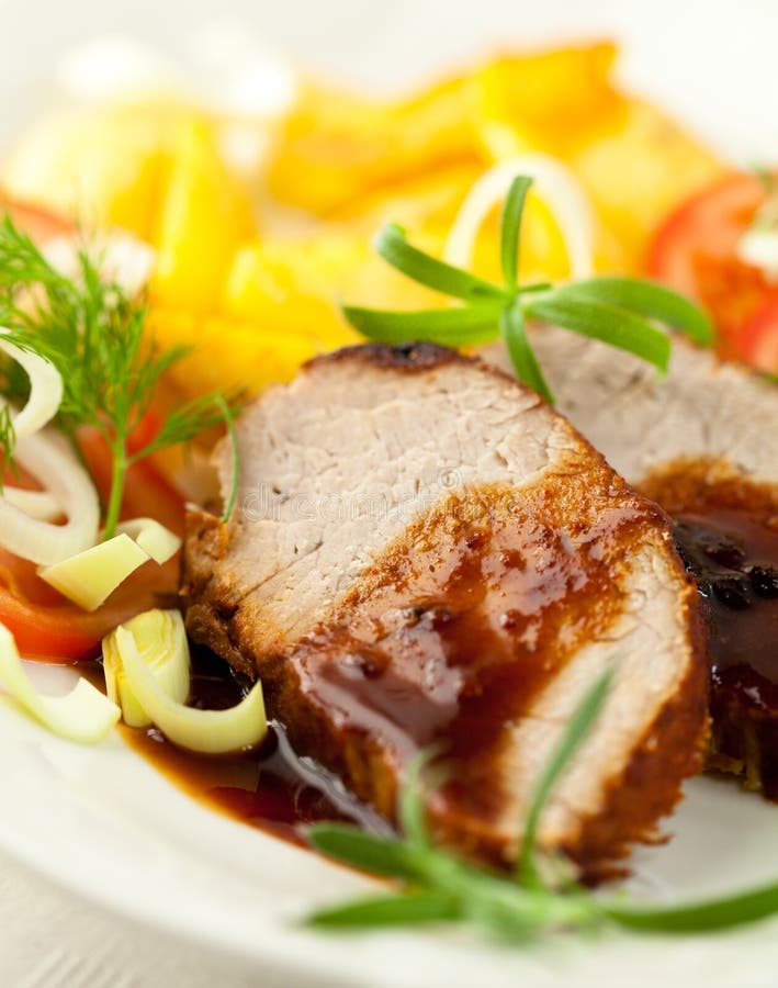 Bratenschweinefleisch Mit Soße Und Kräutern Stockfoto - Bild von ...