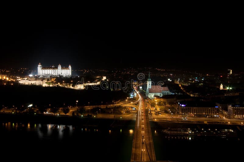 Bratislava alla notte immagini stock Bratislava alla notte immagini stock