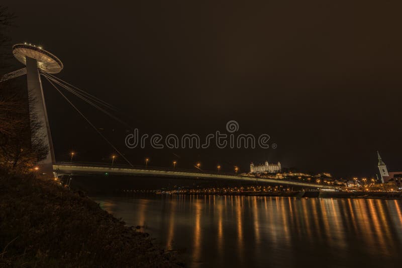 Bratislava v podzimní noci u řeky Dunaj